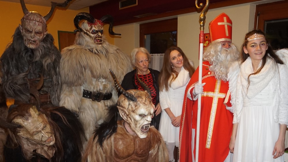 Krampus en Sinterklaas op bezoek bij kinderen.